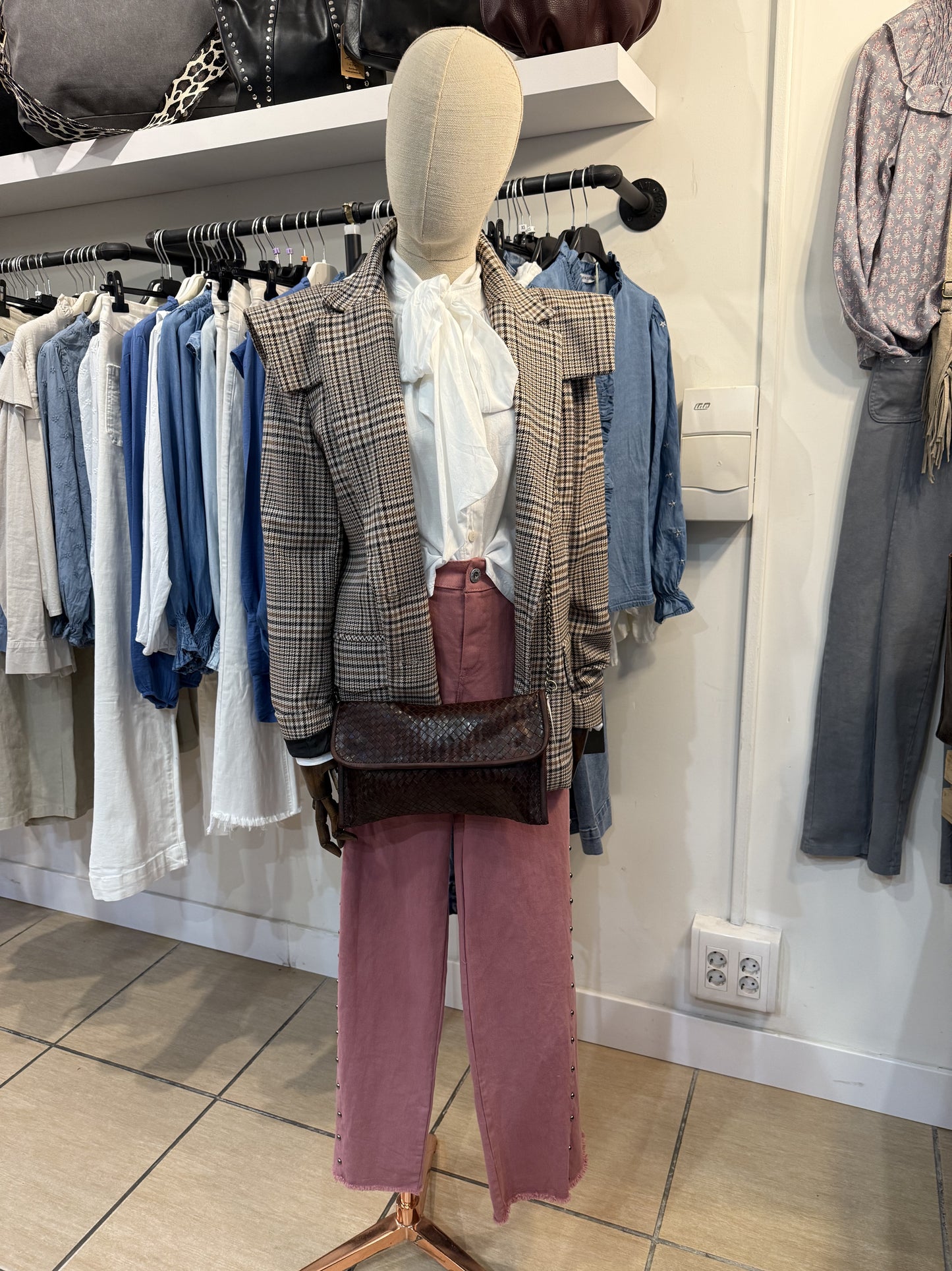 Calças com botões de pressão centrais