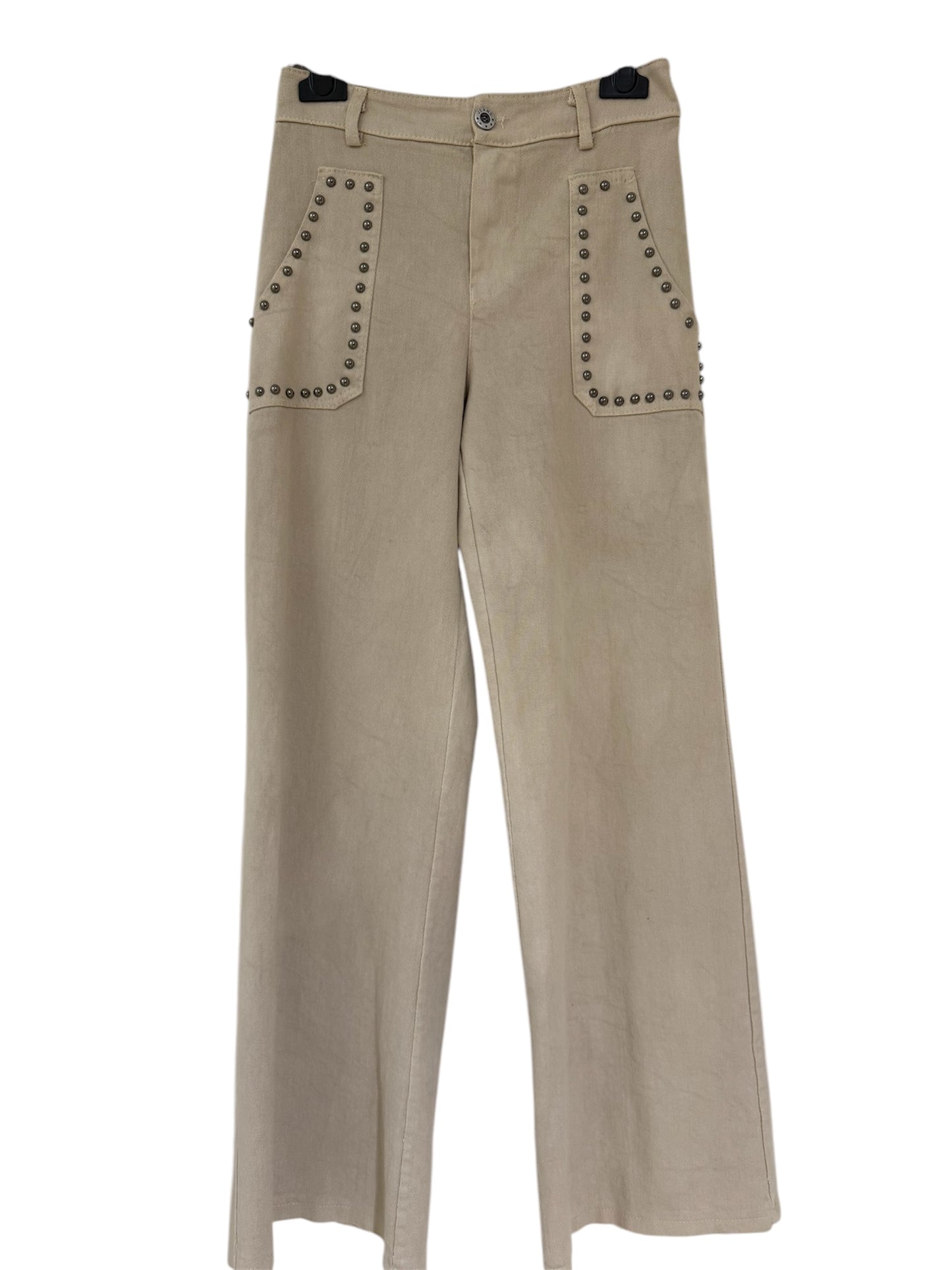 Calças com bolsos de tachas